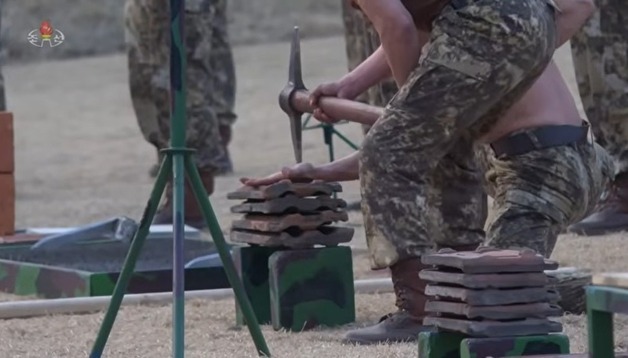 도끼·곡괭이로 배 찍으면서 기합…'차력쇼'로 도배된 北 특수부대 시범