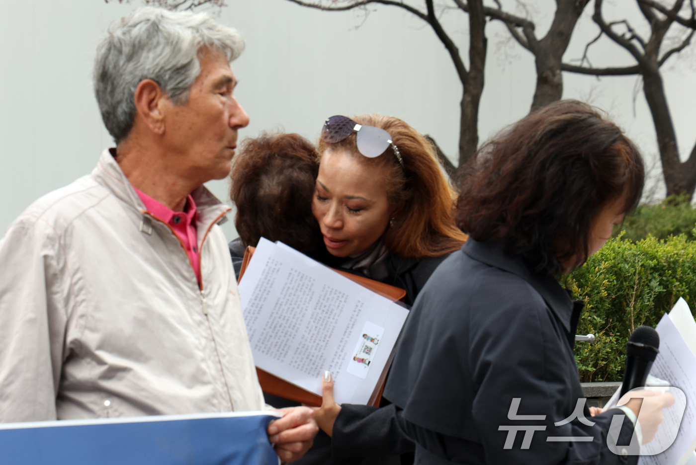 (서울=뉴스1) 김명섭 기자 = 혼혈 해외입양인인 미키 플리펜 KAMAR KOREA 대표가 30일 서울 중구 진실화해를위한과거사정리위원회 앞에서 열린 혼혈인 해외강제입양과 시설 확 …