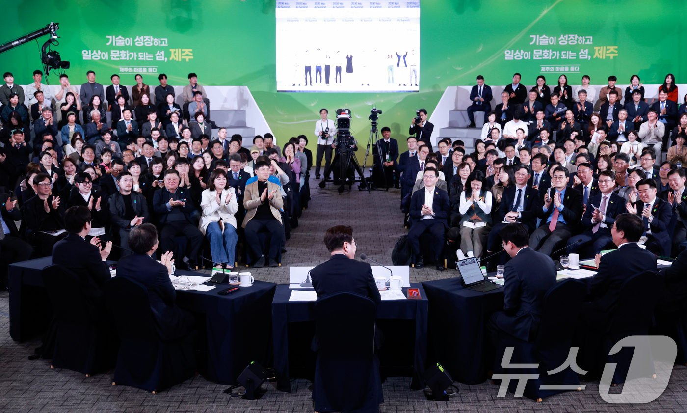 (제주=뉴스1) 이재명 기자 = 이재명 대통령이 30일 제주 한라대학교에서 열린 '제주의 마음을 듣다' 타운홀미팅 간담회에서 배경훈 부총리 겸 과학기술정보통신부 장관과 대화하고 있 …