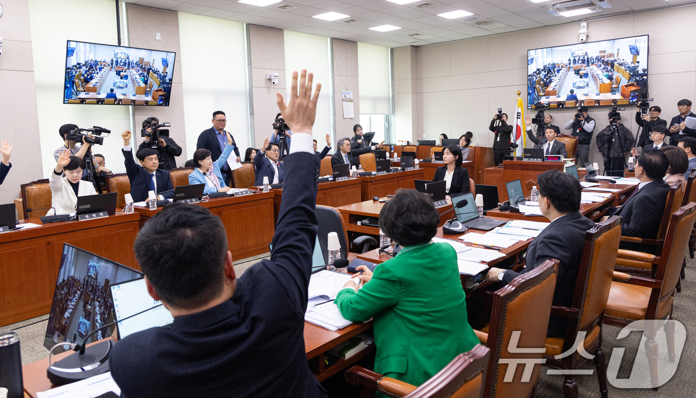 (서울=뉴스1) 이승배 기자 = 30일 서울 여의도 국회에서 열린 제433회국회(임시회) 법제사법위원회 제4차 전체회의에서 거수 투표가 진행되고 있다. 2026.3.30/뉴스1