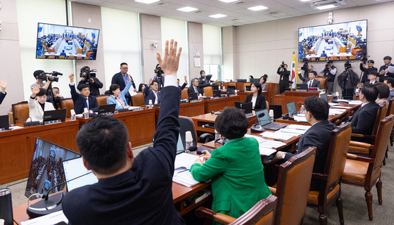 법사위 거수 투표