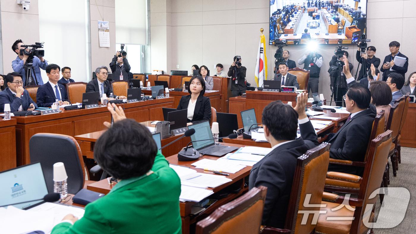 (서울=뉴스1) 이승배 기자 = 30일 서울 여의도 국회에서 열린 제433회국회(임시회) 법제사법위원회 제4차 전체회의에서 거수 투표가 진행되고 있다. 2026.3.30/뉴스1