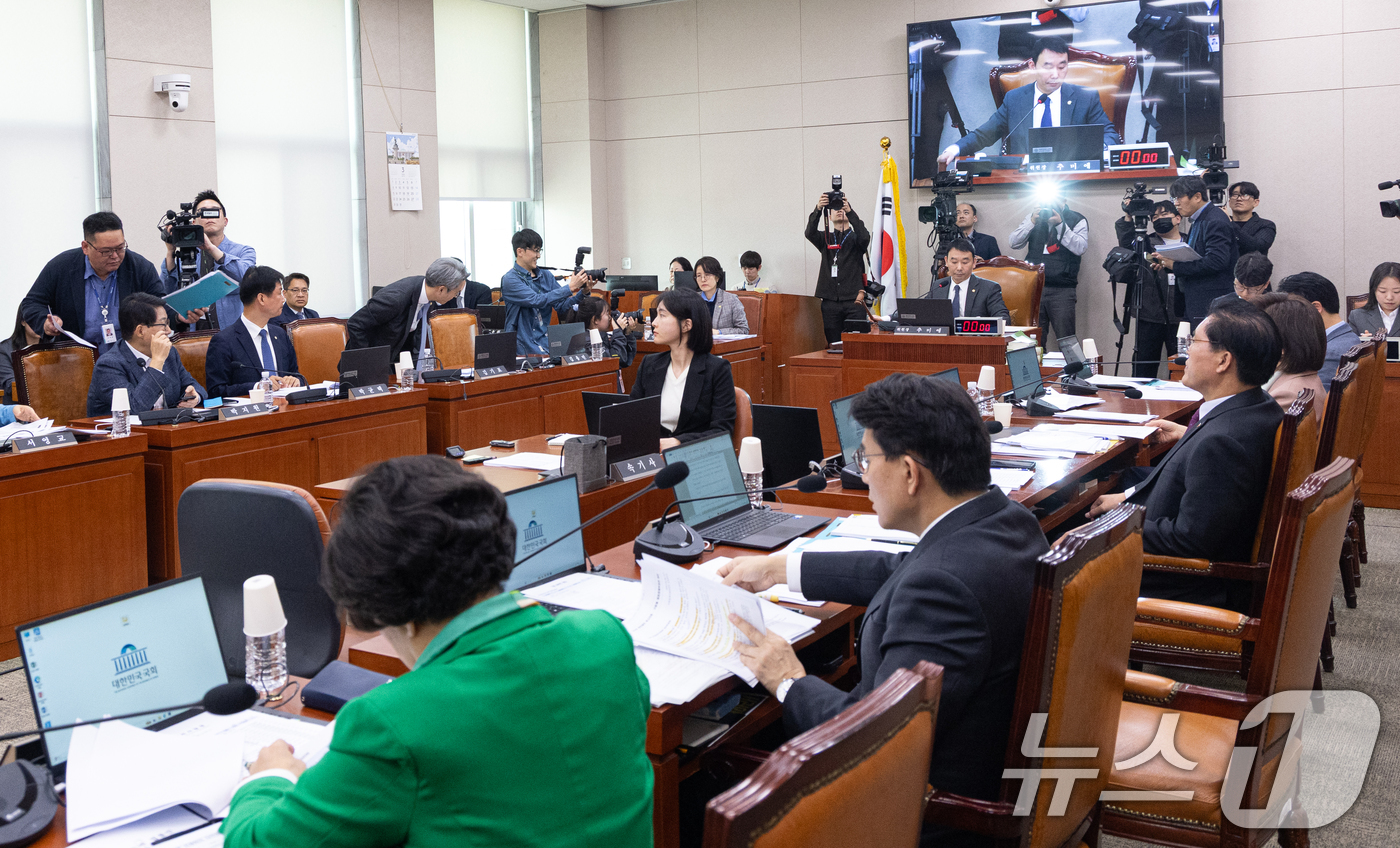 (서울=뉴스1) 이승배 기자 = 30일 서울 여의도 국회에서 열린 제433회국회(임시회) 법제사법위원회 제4차 전체회의에서 민주유공자 예우에 관한 법률안이 의결되고 있다. 2026 …