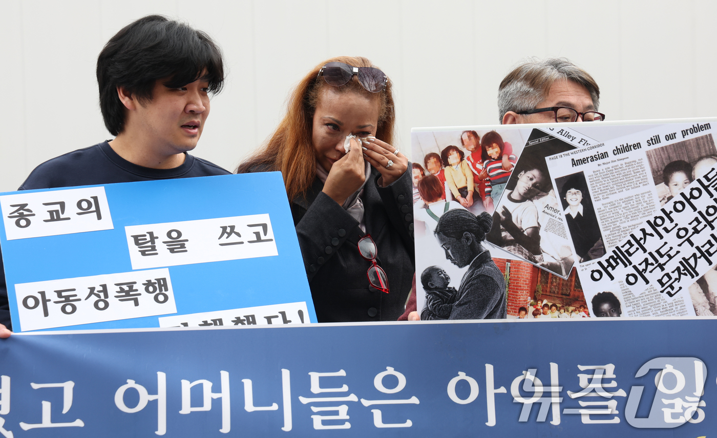 (서울=뉴스1) 김명섭 기자 = 혼혈 해외입양인인 미키 플리펜 KAMAR KOREA 대표가 30일 서울 중구 진실화해를위한과거사정리위원회 앞에서 열린 혼혈인 해외강제입양과 시설 확 …