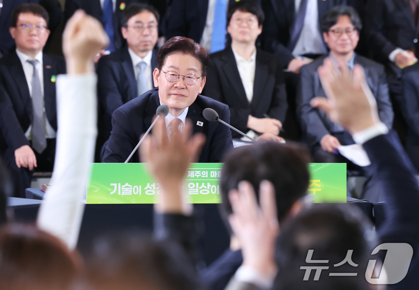 (제주=뉴스1) 이재명 기자 = 이재명 대통령이 30일 제주 한라대학교에서 열린 '제주의 마음을 듣다' 타운홀미팅 간담회에서 발언권을 요청하는 참석자들을 바라보고 있다. 2026. …