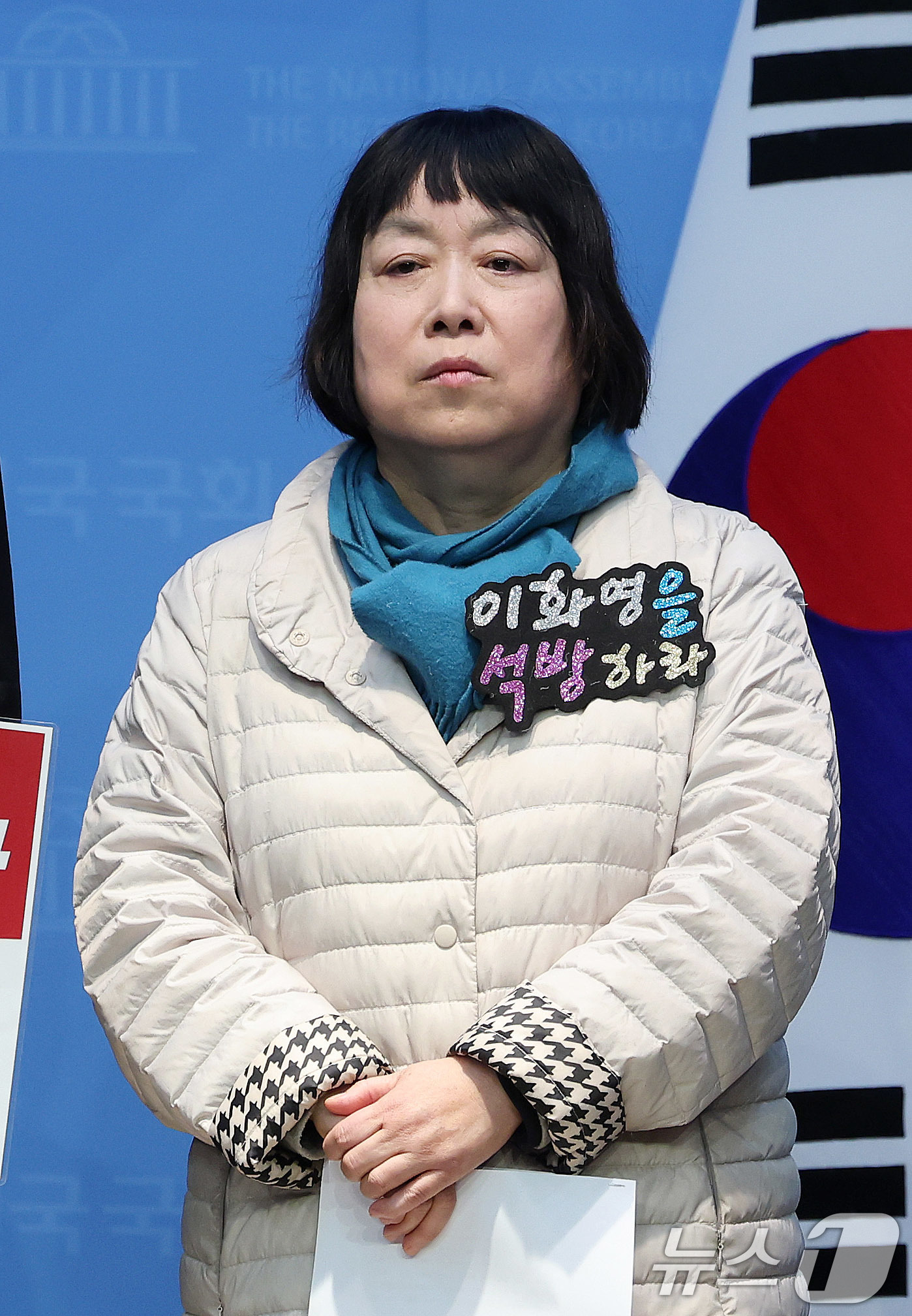 (서울=뉴스1) 박지혜 기자 = 이화영 전 경기도 평화부지사의 부인 백정화 씨가 30일 서울 여의도 국회 소통관에서 쌍방울 대북송금 사건 검사 회유 의혹 핵심자료 공개 관련 긴급 …