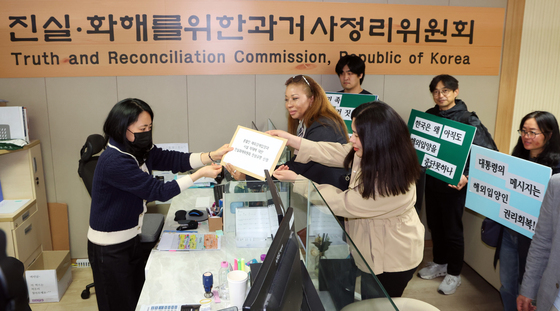 해외입양·시설 피해인 연대, 진실화해위에 신청서 제출