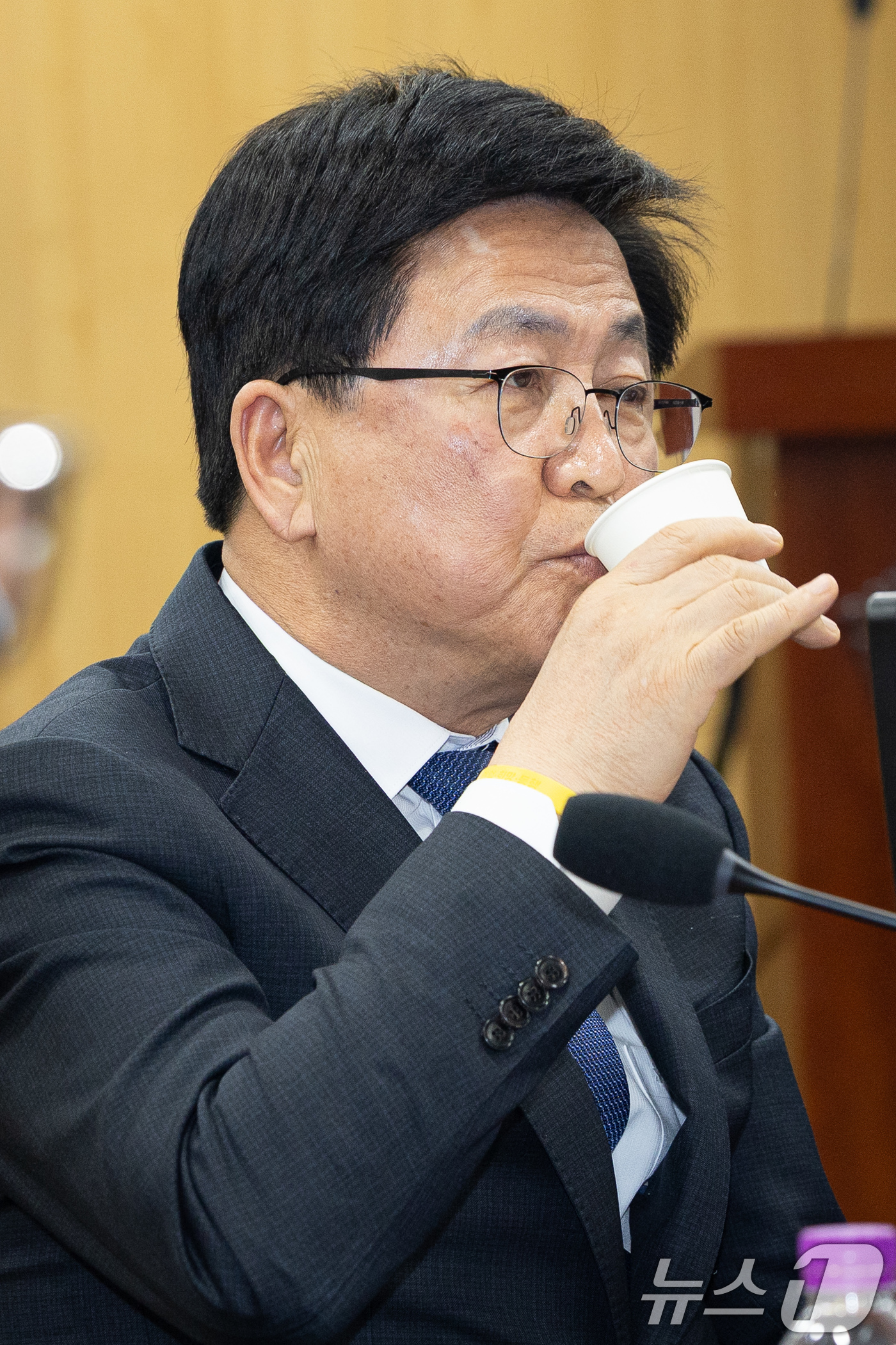 (서울=뉴스1) 유승관 기자 = 최교진 교육부 장관이 30일 서울 여의도 국회 의원회관에서 열린 더불어민주당 교육특별위원회 출범식에 참석해 물을 마시고 있다. 2026.3.30/뉴 …