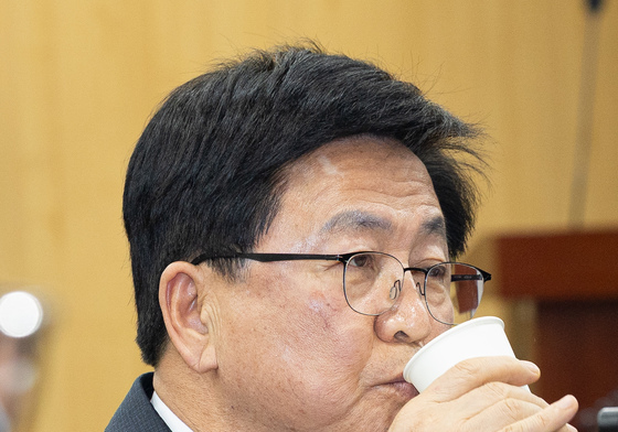 물 마시는 최교진 교육부 장관