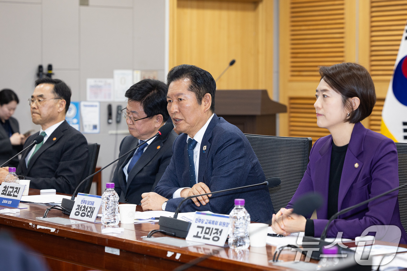 (서울=뉴스1) 유승관 기자 = 정청래 더불어민주당 대표가 30일 서울 여의도 국회 의원회관에서 열린 더불어민주당 교육특별위원회 출범식에서 축사를 하고 있다. 2026.3.30/뉴 …