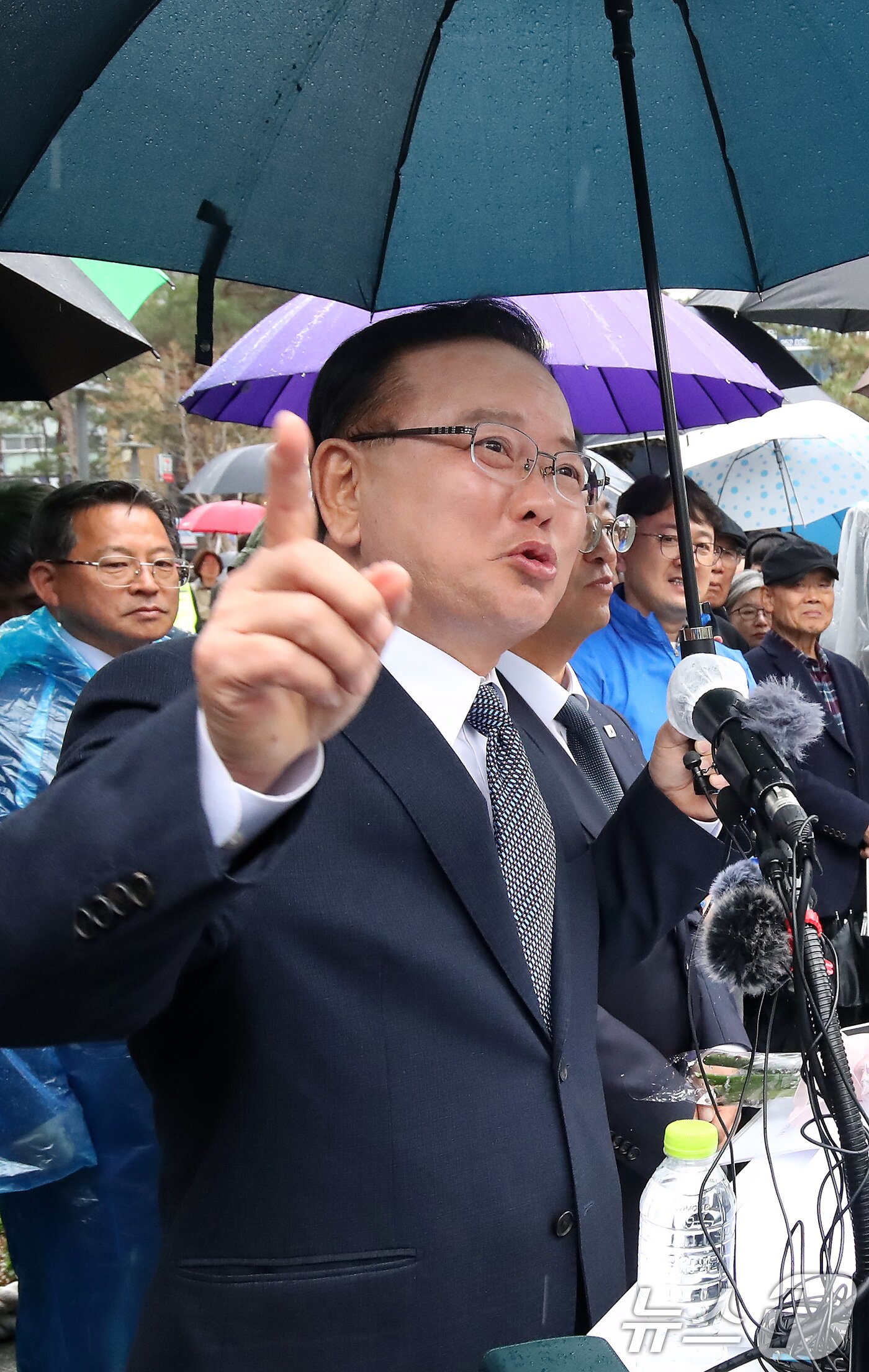 본문 이미지 - 김부겸 전 국무총리가 30일 오후 대구 중구 2·28기념중앙공원에서 6·3지방선거 대구시장 출마를 선언하고 있다. 2026.3.30 ⓒ 뉴스1 공정식 기자