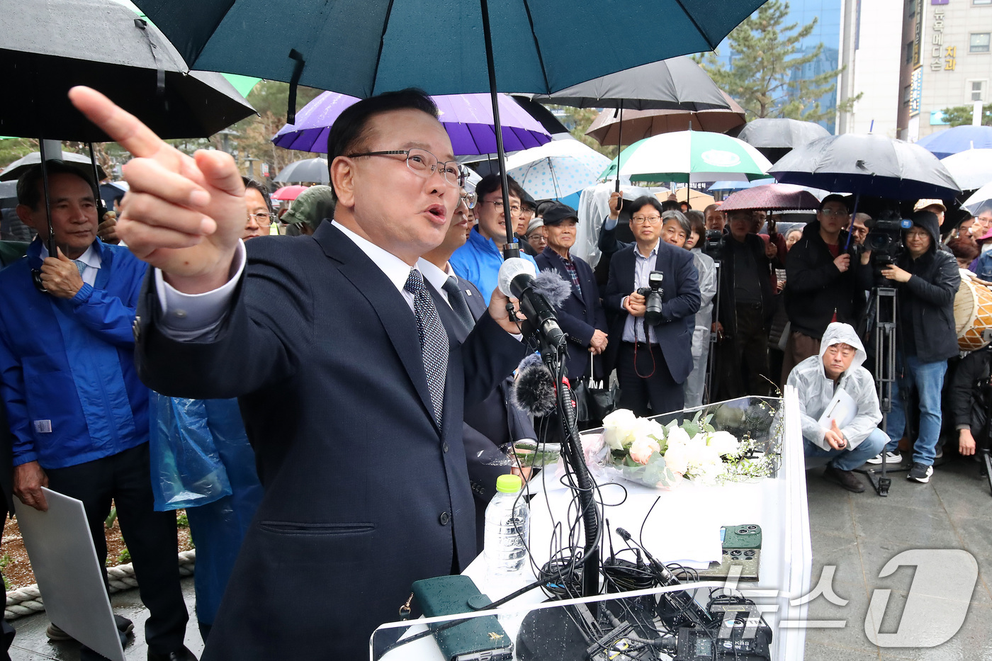 (대구=뉴스1) 공정식 기자 = 김부겸 전 국무총리가 30일 오후 대구 중구 2·28기념중앙공원에서 6·3지방선거 대구시장 출마를 선언하고 있다. 2026.3.30/뉴스1