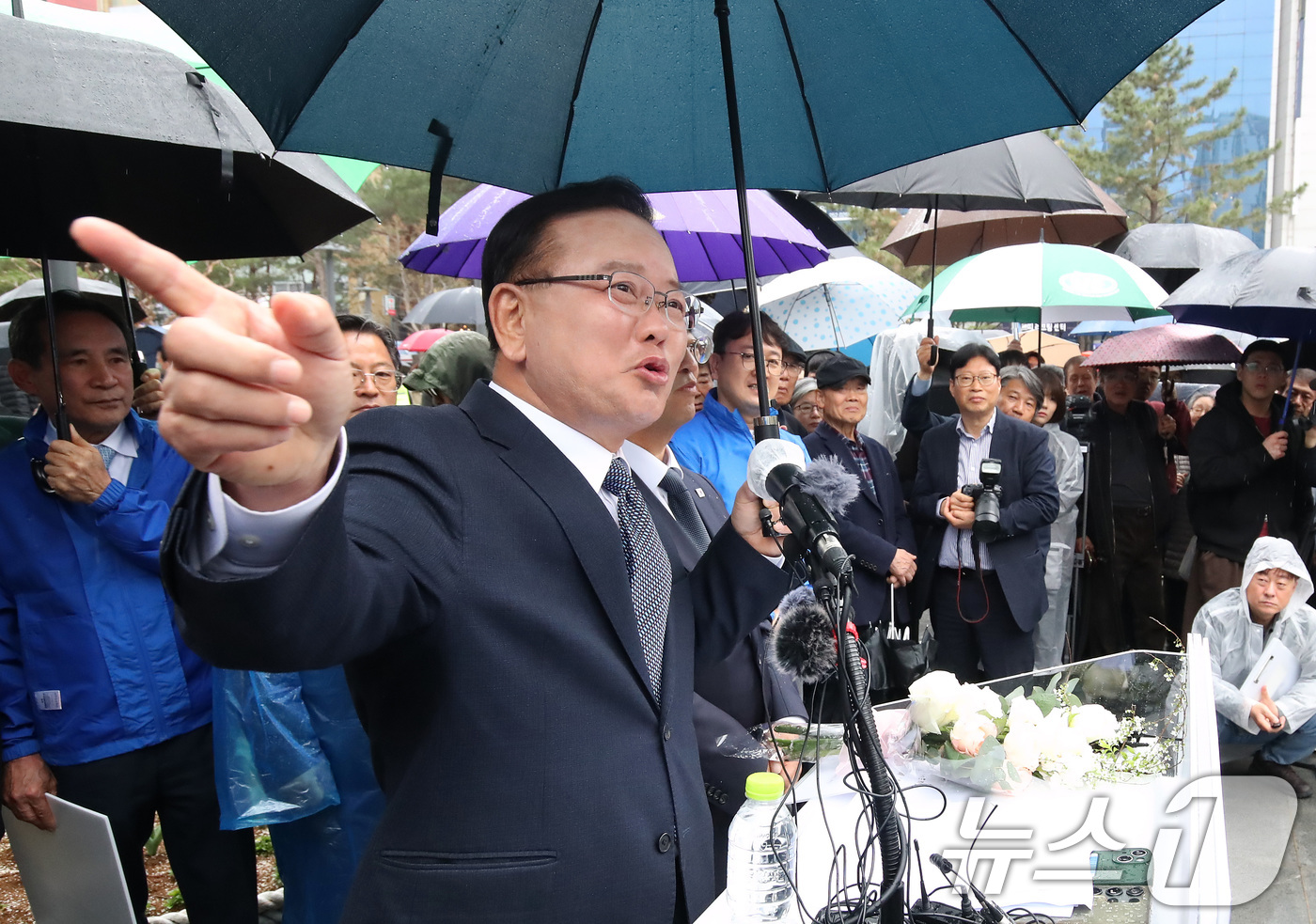 (대구=뉴스1) 공정식 기자 = 김부겸 전 국무총리가 30일 오후 대구 중구 2·28기념중앙공원에서 6·3지방선거 대구시장 출마를 선언하고 있다. 2026.3.30/뉴스1