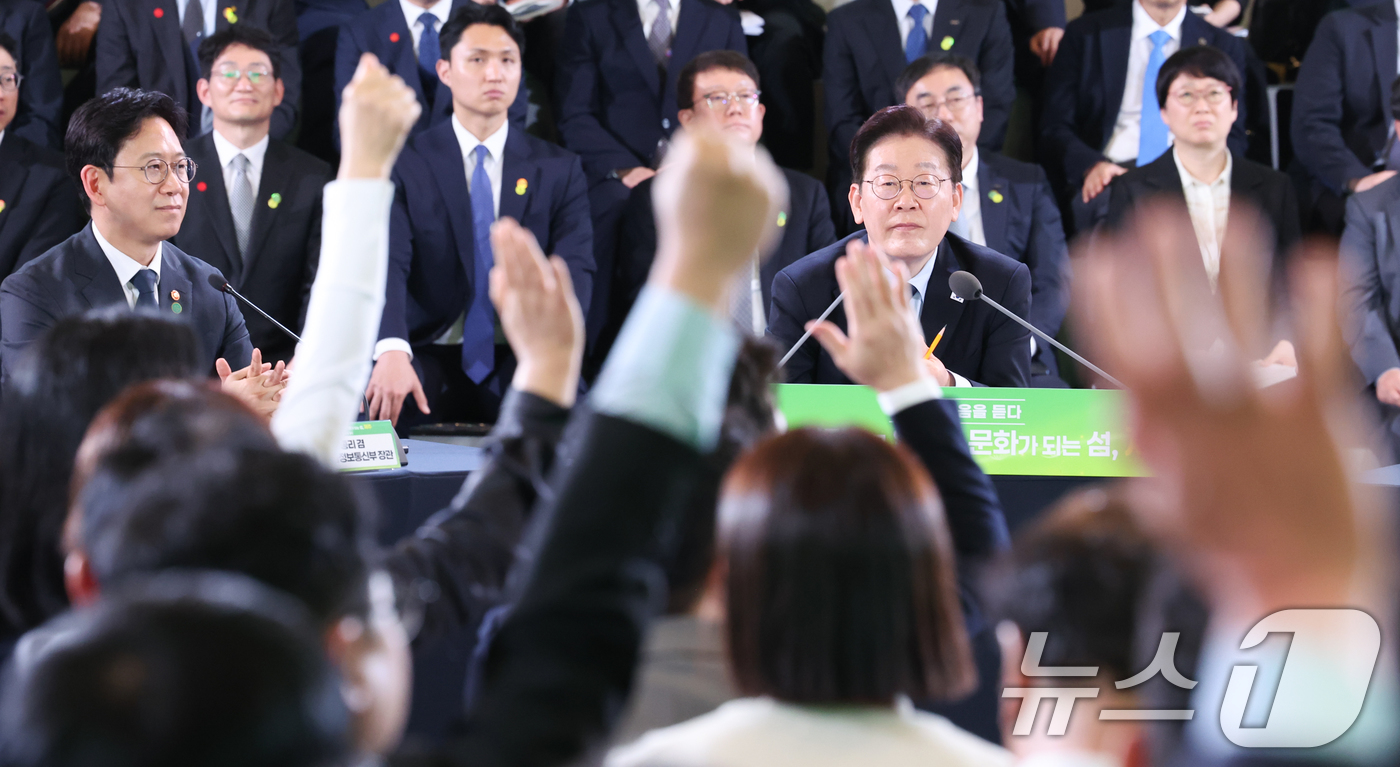 (제주=뉴스1) 이재명 기자 = 이재명 대통령이 30일 제주 한라대학교에서 열린 '제주의 마음을 듣다' 타운홀미팅 간담회에서 발언권을 요청하는 참석자들을 바라보고 있다. 2026. …