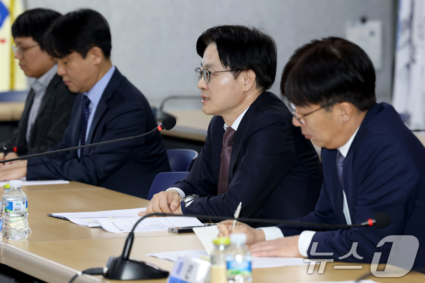 (서울=뉴스1) 이광호 기자 = 김정관 산업통상부 장관이 30일 오후 서울 여의도 한국노총을 찾아 김동명 위원장 등과 간담회를 하고 있다. 2026.3.30/뉴스1