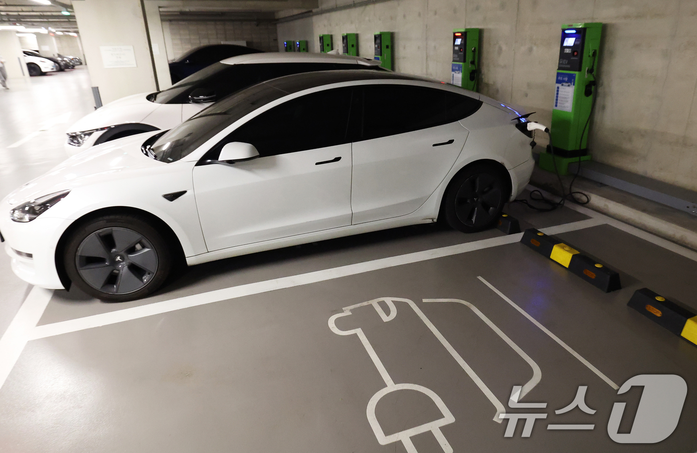 (서울=뉴스1) 오대일 기자 = 올해 2월 국내 전기차 신규 등록 대수가 처음으로 3만대를 넘어서며 역대 최다를 기록했다. 보조금 조기 확정과 가격 인하 경쟁, 고유가가 맞물리면서 …