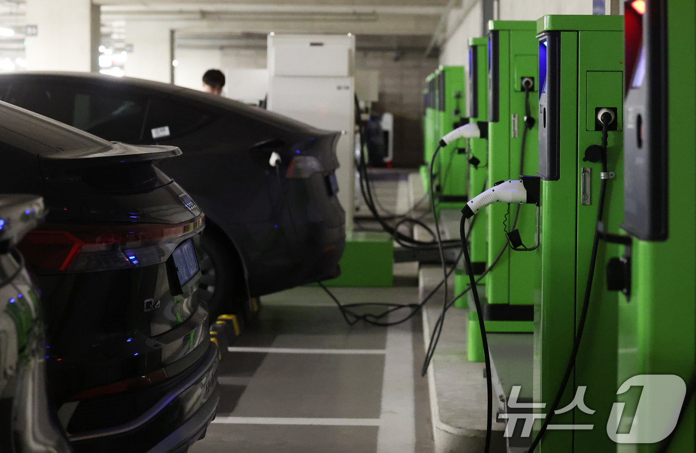 (서울=뉴스1) 오대일 기자 = 올해 2월 국내 전기차 신규 등록 대수가 처음으로 3만대를 넘어서며 역대 최다를 기록했다. 보조금 조기 확정과 가격 인하 경쟁, 고유가가 맞물리면서 …