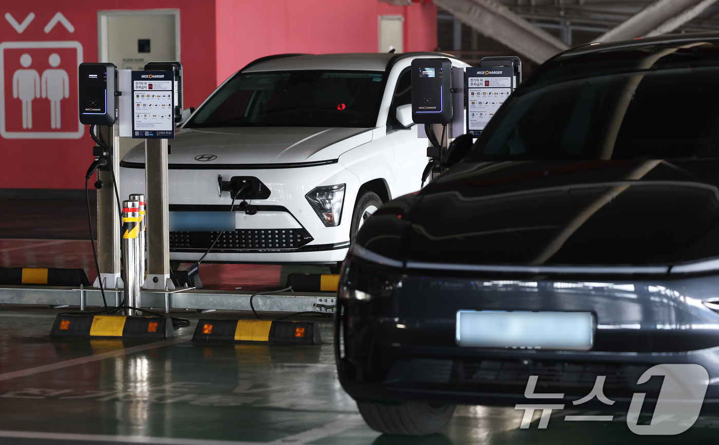 (서울=뉴스1) 오대일 기자 = 올해 2월 국내 전기차 신규 등록 대수가 처음으로 3만대를 넘어서며 역대 최다를 기록했다. 보조금 조기 확정과 가격 인하 경쟁, 고유가가 맞물리면서 …