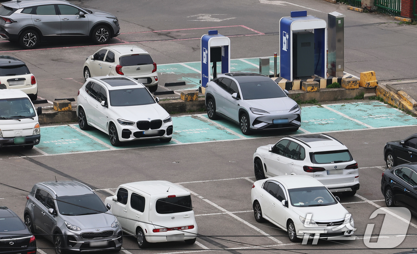 (서울=뉴스1) 오대일 기자 = 올해 2월 국내 전기차 신규 등록 대수가 처음으로 3만대를 넘어서며 역대 최다를 기록했다. 보조금 조기 확정과 가격 인하 경쟁, 고유가가 맞물리면서 …