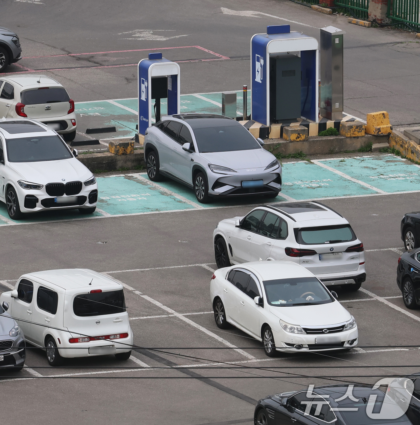 (서울=뉴스1) 오대일 기자 = 올해 2월 국내 전기차 신규 등록 대수가 처음으로 3만대를 넘어서며 역대 최다를 기록했다. 보조금 조기 확정과 가격 인하 경쟁, 고유가가 맞물리면서 …