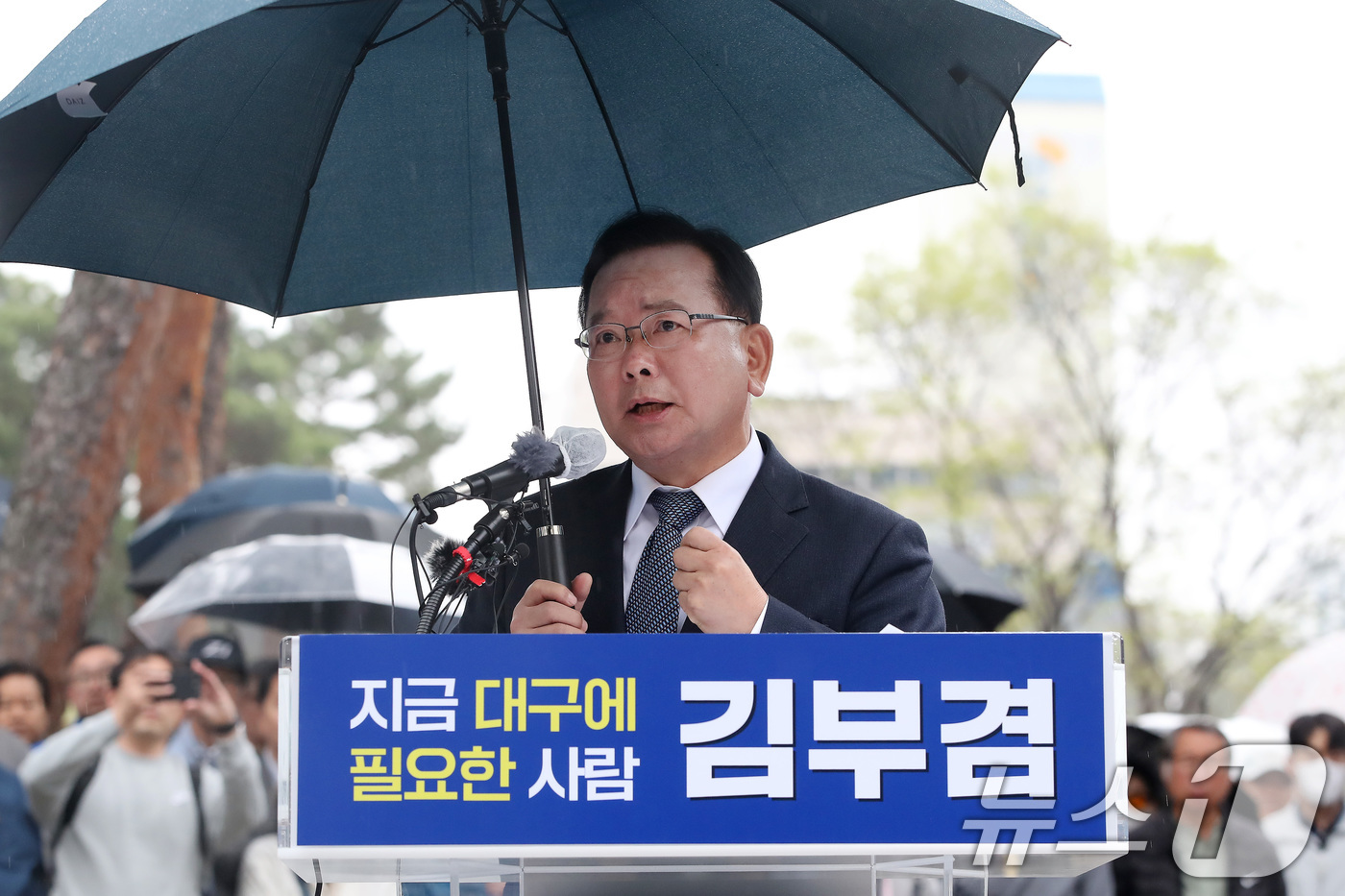 (대구=뉴스1) 공정식 기자 = 김부겸 전 국무총리가 30일 오후 대구 중구 2·28기념중앙공원에서 6·3지방선거 대구시장 출마를 선언하고 있다. 2026.3.30/뉴스1