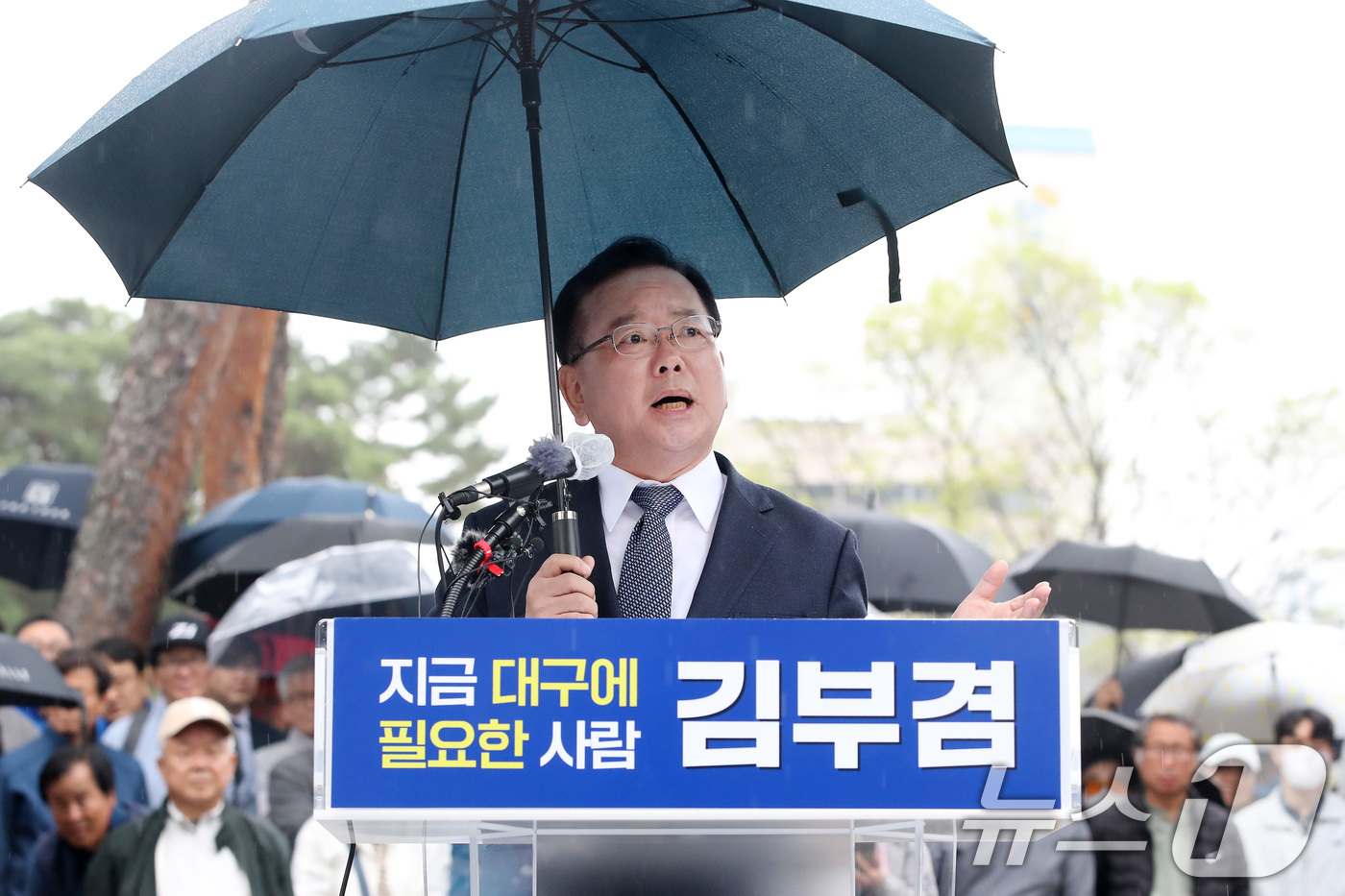 (대구=뉴스1) 공정식 기자 = 김부겸 전 국무총리가 30일 오후 대구 중구 2·28기념중앙공원에서 6·3지방선거 대구시장 출마를 선언하고 있다. 2026.3.30/뉴스1