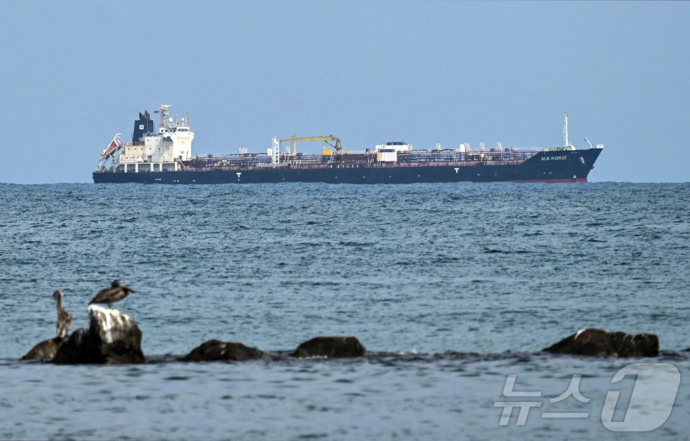 (푸에로트카베요 AFP=뉴스1) 권영미 기자 = 29일(현지시간) 베네수엘라 푸에르토카베요 앞바다에 홍콩 국적의 원유 운반선 ‘시 호스’가 정박해 있다. 이 선박은 러시아산 디젤유 …