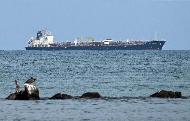 [포토] 러시아산 디젤유 실은 홍콩 원유 운반선