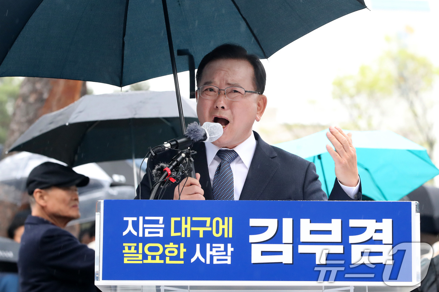 (대구=뉴스1) 공정식 기자 = 김부겸 전 국무총리가 30일 오후 대구 중구 2·28기념중앙공원에서 6·3지방선거 대구시장 출마를 선언하고 있다. 2026.3.30/뉴스1