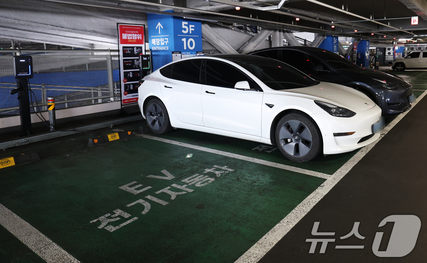 (서울=뉴스1) 오대일 기자 = 올해 2월 국내 전기차 신규 등록 대수가 처음으로 3만대를 넘어서며 역대 최다를 기록했다. 보조금 조기 확정과 가격 인하 경쟁, 고유가가 맞물리면서 …