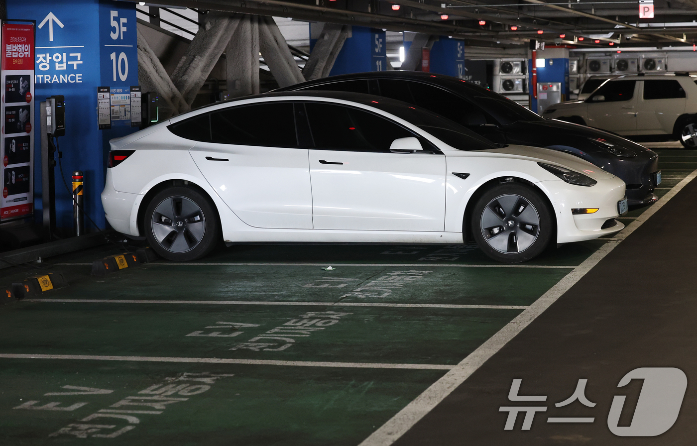 (서울=뉴스1) 오대일 기자 = 올해 2월 국내 전기차 신규 등록 대수가 처음으로 3만대를 넘어서며 역대 최다를 기록했다. 보조금 조기 확정과 가격 인하 경쟁, 고유가가 맞물리면서 …