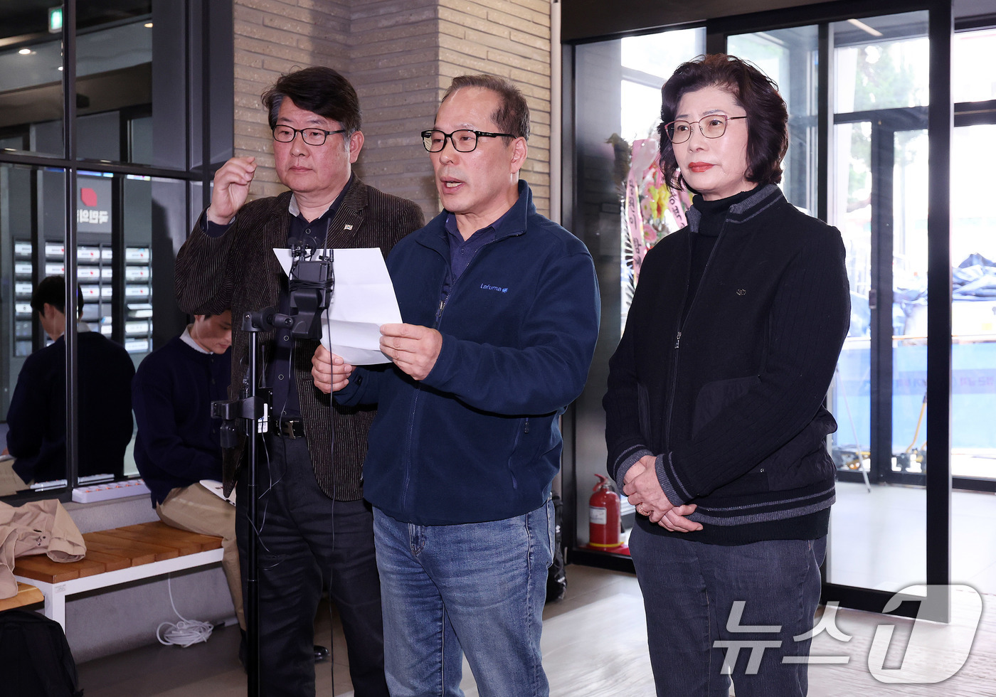 (서울=뉴스1) 박지혜 기자 = 국민의힘 마포갑 광역·기초의원들이 30일 오후 서울 여의도 국민의힘 당사 로비에서 조정훈 당협위원장과 핵심관계자들의 비리 의혹을 제기하며 서울시당에 …