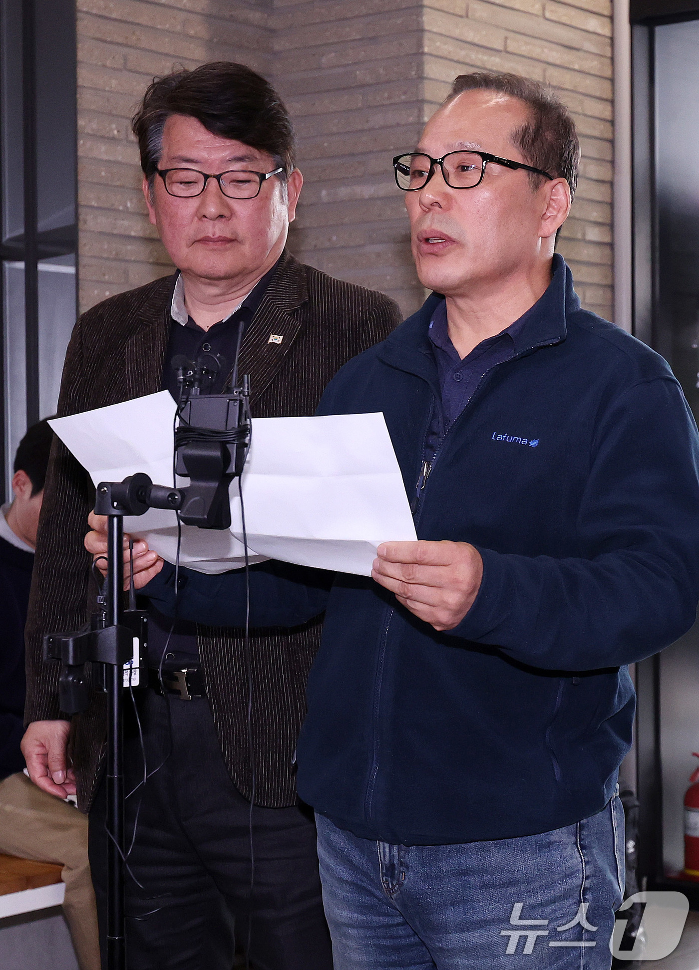 (서울=뉴스1) 박지혜 기자 = 국민의힘 마포갑 광역·기초의원들이 30일 오후 서울 여의도 국민의힘 당사 로비에서 조정훈 당협위원장과 핵심관계자들의 비리 의혹을 제기하며 서울시당에 …