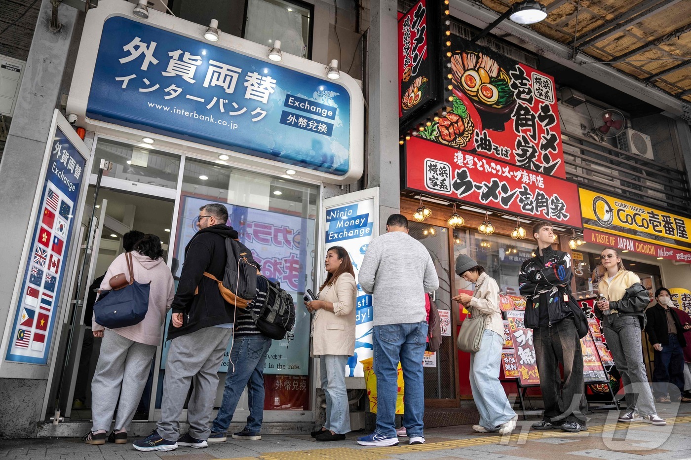 (도쿄 AFP=뉴스1) 권영미 기자 = 30일 일본 도쿄의 한 환전소 앞에서 시민들이 줄서 있다. 이날 엔화 가치가 급락해 엔/달러 환율이 급등했다. 2026.03.30.ⓒ AFP …