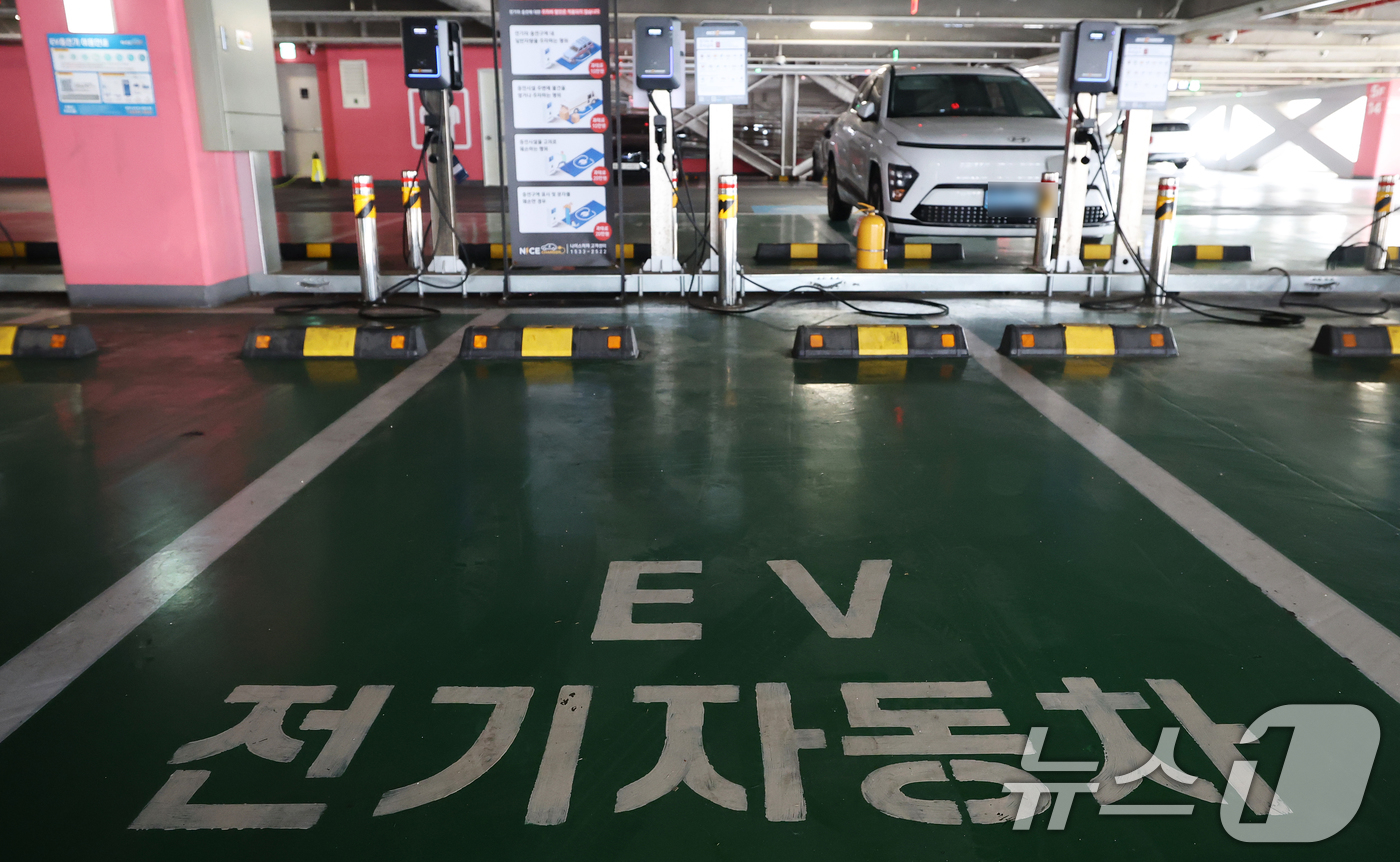 (서울=뉴스1) 오대일 기자 = 올해 2월 국내 전기차 신규 등록 대수가 처음으로 3만대를 넘어서며 역대 최다를 기록했다. 보조금 조기 확정과 가격 인하 경쟁, 고유가가 맞물리면서 …