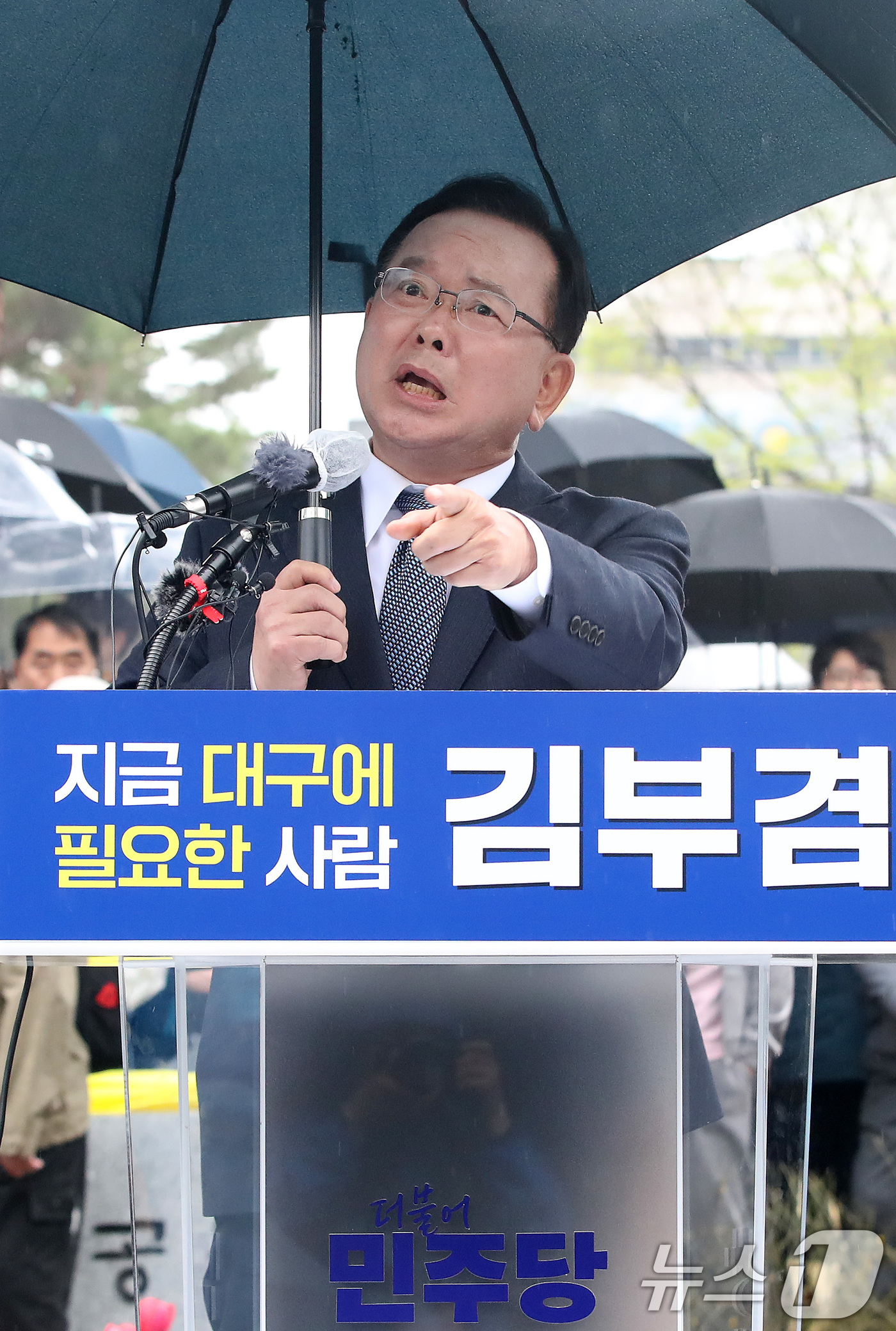 (대구=뉴스1) 공정식 기자 = 김부겸 전 국무총리가 30일 오후 대구 중구 2·28기념중앙공원에서 6·3지방선거 대구시장 출마를 선언하고 있다. 2026.3.30/뉴스1