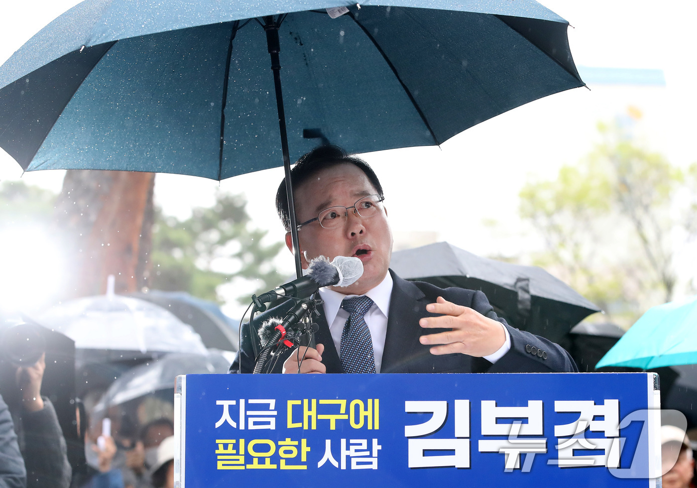 (대구=뉴스1) 공정식 기자 = 김부겸 전 국무총리가 30일 오후 대구 중구 2·28기념중앙공원에서 6·3지방선거 대구시장 출마를 선언하고 있다. 2026.3.30/뉴스1