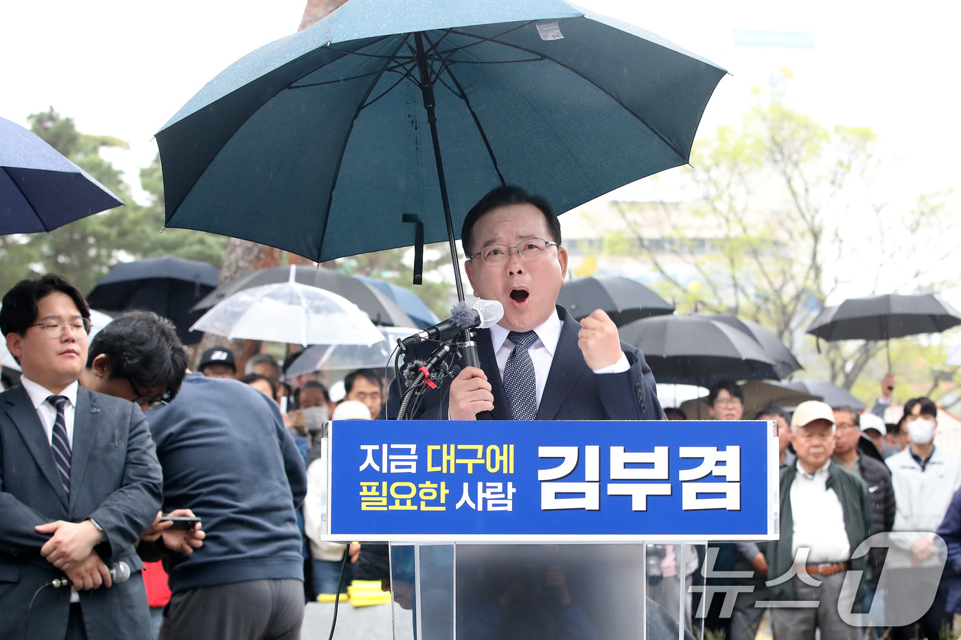 (대구=뉴스1) 공정식 기자 = 김부겸 전 국무총리가 30일 오후 대구 중구 2·28기념중앙공원에서 6·3지방선거 대구시장 출마를 선언하고 있다. 2026.3.30/뉴스1