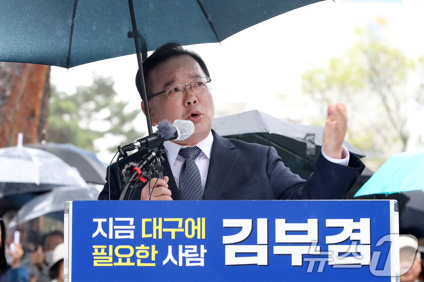 (대구=뉴스1) 공정식 기자 = 김부겸 전 국무총리가 30일 오후 대구 중구 2·28기념중앙공원에서 6·3지방선거 대구시장 출마를 선언하고 있다. 2026.3.30/뉴스1