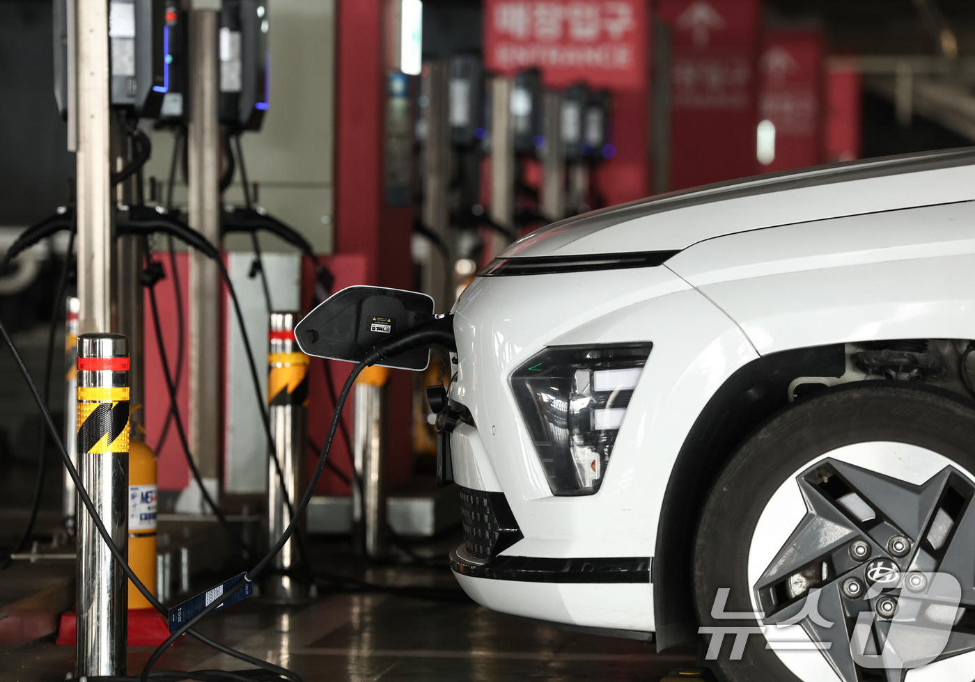 (서울=뉴스1) 이종수　인턴기자 = 서울 시내 복합 쇼핑몰 내 전기차 주차구역에 차량이 세워져 있다. 2026.3.30/뉴스1