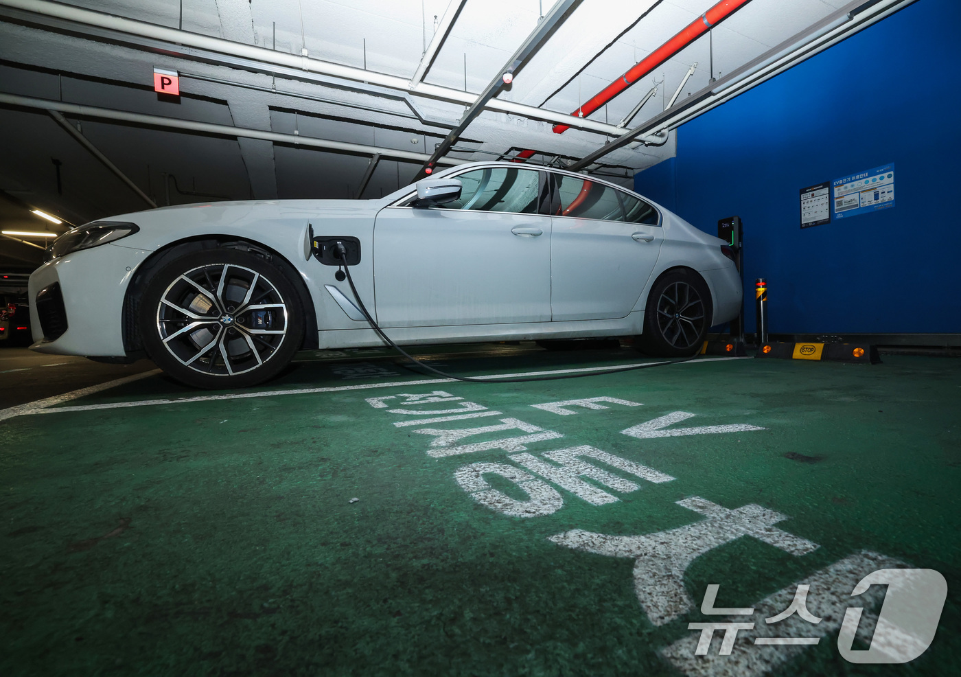 (서울=뉴스1) 이종수 인턴기자 = 올해 2월 국내 전기차 신규 등록 대수가 처음으로 3만대를 넘어서며 역대 최다를 기록했다. 보조금 조기 확정과 가격 인하 경쟁, 고유가가 맞물리 …