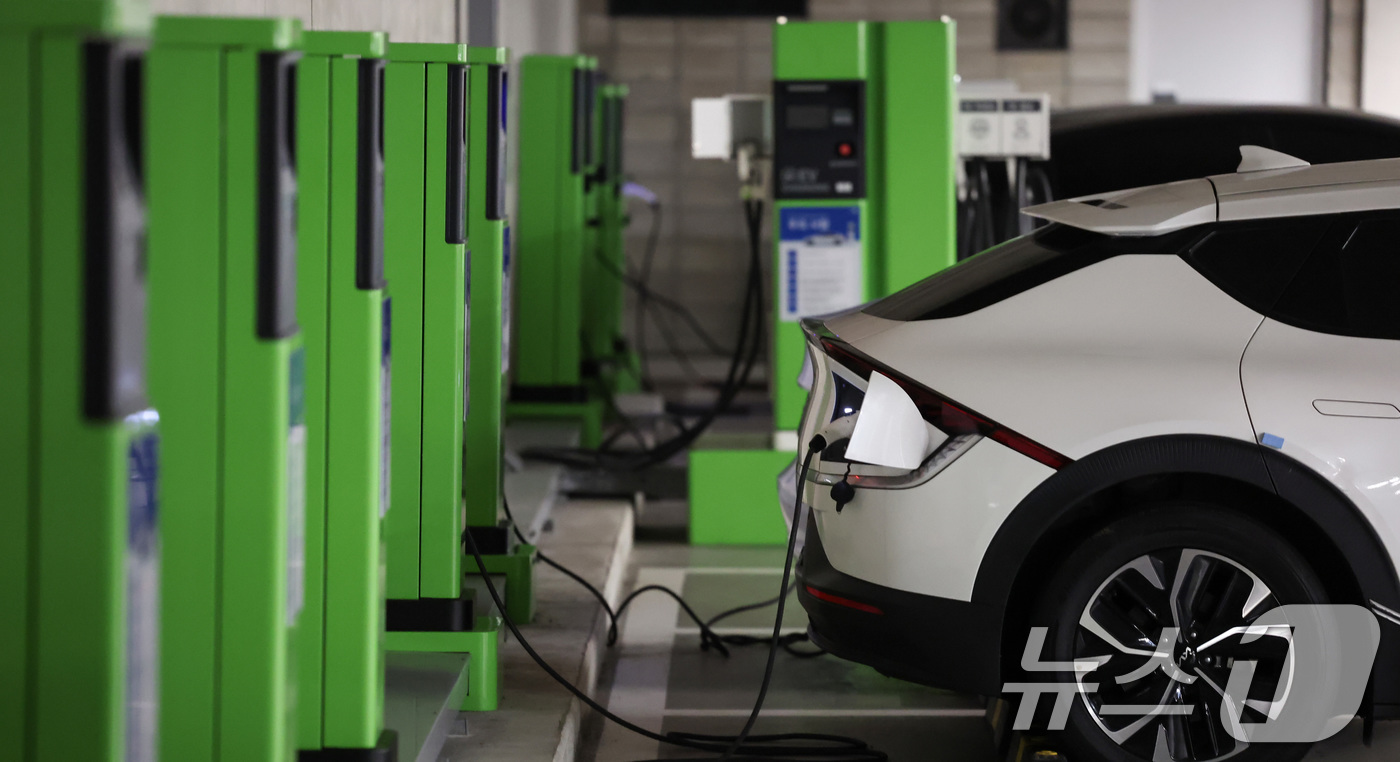 (서울=뉴스1) 이종수　인턴기자 = 전기차 보조금과 가격 인하 정책 등에 힘입어 지난달 국내 전기차 신차 판매 대수가 역대 최다를 나타냈다. 한국자동차모빌리티산업협회(KAMA)에 …