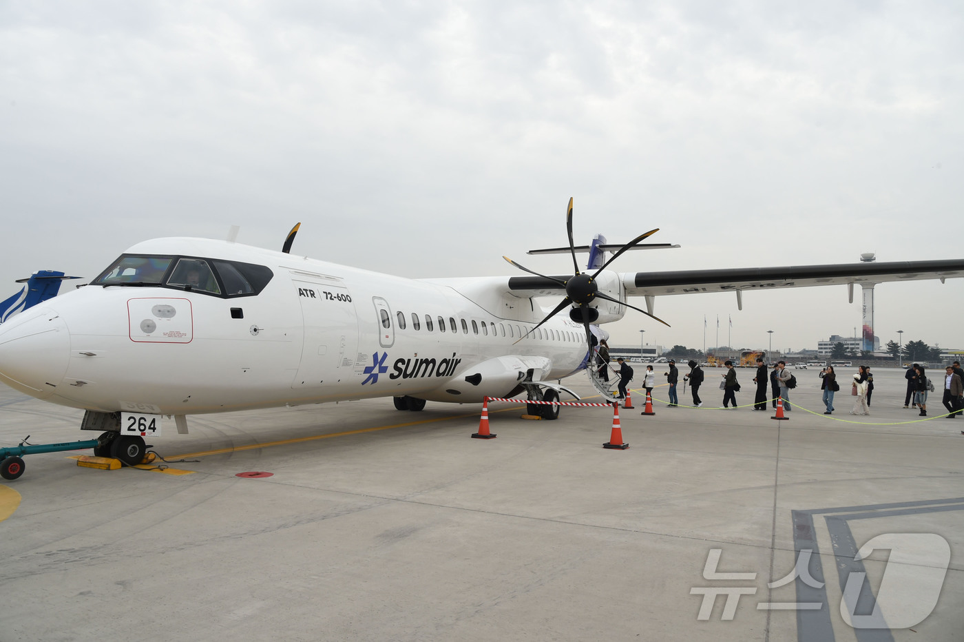 (서울=뉴스1) = 30일 '김포-사천' 정기 취항을 시작한 섬에어 비행기에 고객들이 탑승하고 있다. (섬에어 제공. 재판매 및 DB 금지) 2026.3.30/뉴스1