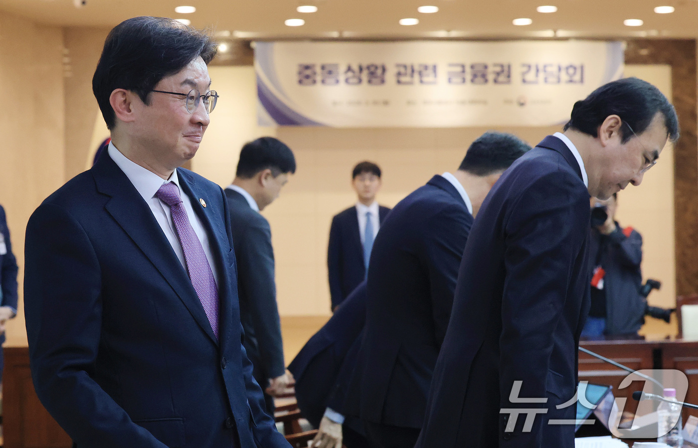 (서울=뉴스1) 임세영 기자 = 이억원 금융위원장이 30일 서울 종로구 정부서울청사에서 열린 중동상황 관련 금융권 간담회에 참석하고 있다. 2026.3.30/뉴스1