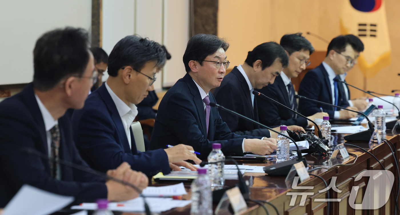 (서울=뉴스1) 임세영 기자 = 이억원 금융위원장이 30일 서울 종로구 정부서울청사에서 열린 중동상황 관련 금융권 간담회에서 모두발언을 하고 있다. 2026.3.30/뉴스1