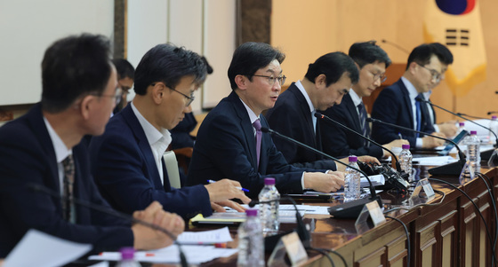 중동상황 관련 금융권 간담회 주재하는 이억원 금융위원장