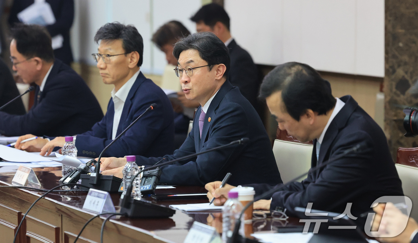 (서울=뉴스1) 임세영 기자 = 이억원 금융위원장이 30일 서울 종로구 정부서울청사에서 열린 중동상황 관련 금융권 간담회에서 모두발언을 하고 있다. 2026.3.30/뉴스1