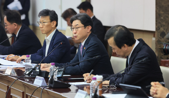 중동상황 관련 금융권 간담회 주재하는 이억원 금융위원장