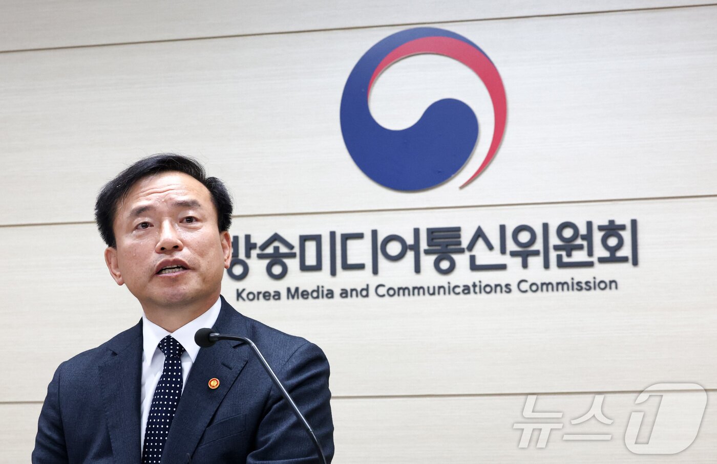 본문 이미지 - 김종철 방송미디어통신위원장이 30일 오후 경기 과천시 정부과천청사에서 열린 취임 100일 기자간담회에서 발언하고 있다. 2026.3.30 ⓒ 뉴스1 최지환 기자