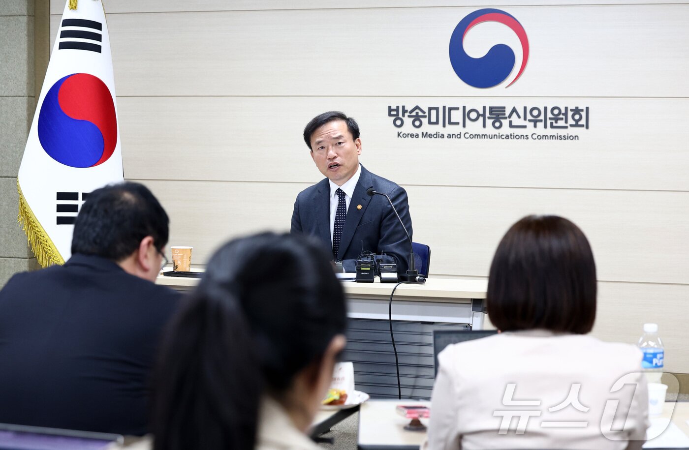본문 이미지 - 김종철 방송미디어통신위원장이 30일 오후 경기 과천시 정부과천청사에서 열린 취임 100일 기자간담회에서 발언하고 있다. 2026.3.30 ⓒ 뉴스1 최지환 기자